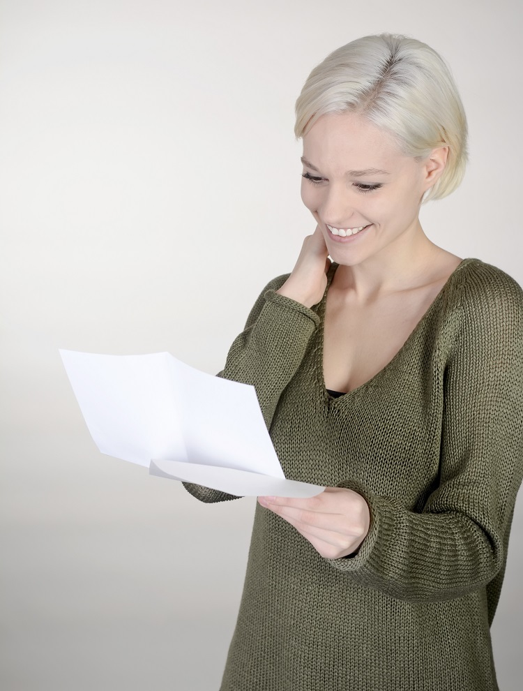 Frau liest Brief