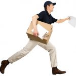 Laufender Postbote