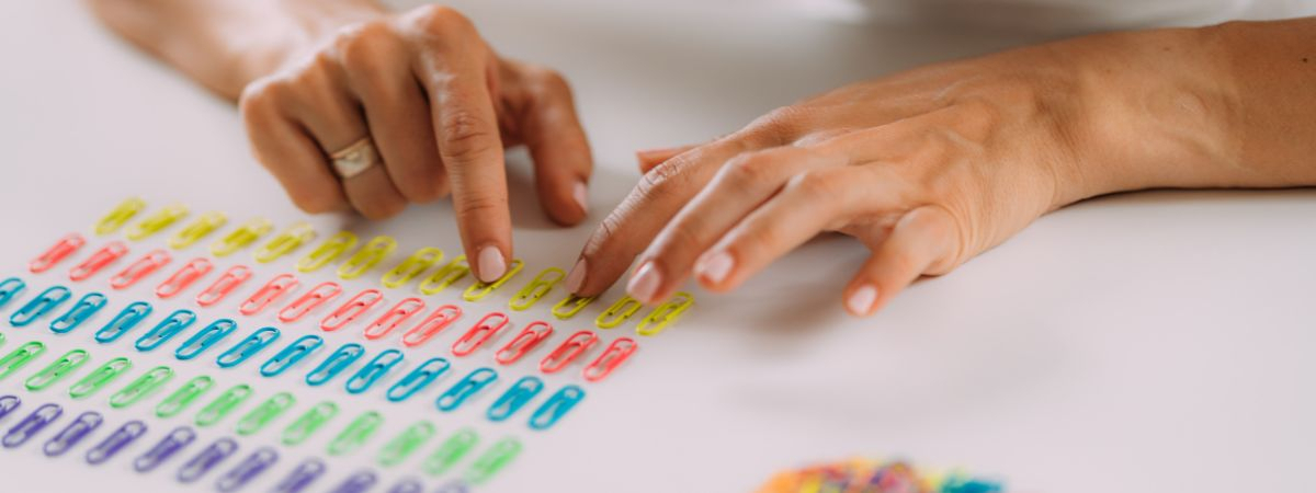Büroklammern nach Farbe sortieren Büroklammern nach Farbe sortieren