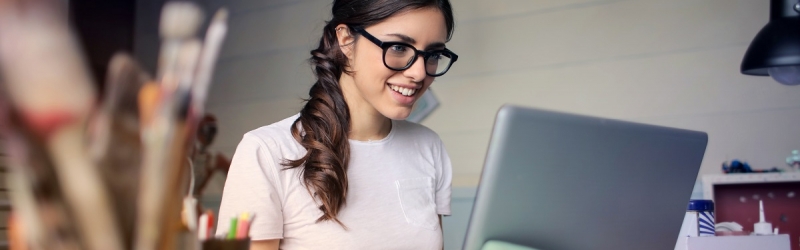 glückliche Frau am Laptop