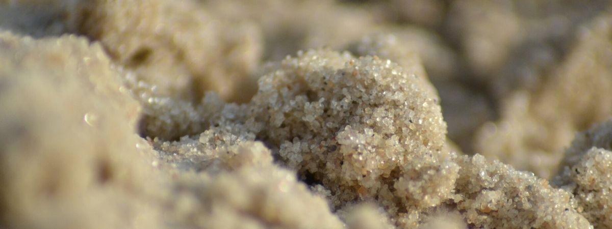 glitzernder Sand am Meer