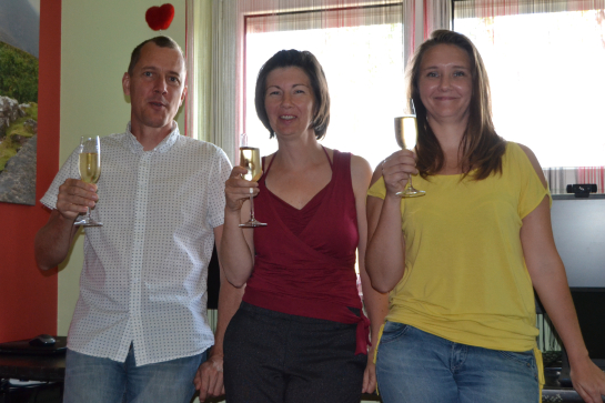 Lass uns anstoßen web-grips-team-anstossen